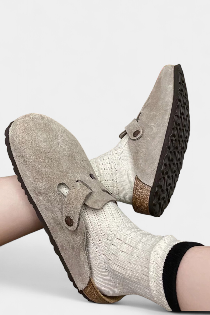 Aubree | Zuecos Unisex de Gamuza con Hebilla Ajustable